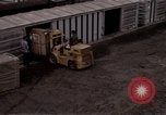 Image du déchargement de marchandises Saigon Vietnam, 1967, de la seconde 56 séquences d'archives historiques vidéo 65675029150