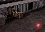 Image du déchargement de marchandises Saigon Vietnam, 1967, de la seconde 57 séquences d'archives historiques vidéo 65675029150