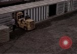 Image du déchargement de marchandises Saigon Vietnam, 1967, de la seconde 58 séquences d'archives historiques vidéo 65675029150