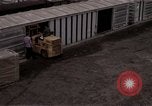 Image du déchargement de marchandises Saigon Vietnam, 1967, de la seconde 59 séquences d'archives historiques vidéo 65675029150