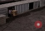 Image du déchargement de marchandises Saigon Vietnam, 1967, de la seconde 60 séquences d'archives historiques vidéo 65675029150