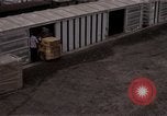 Image du déchargement de marchandises Saigon Vietnam, 1967, de la seconde 61 séquences d'archives historiques vidéo 65675029150