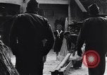 Immagine di Battendo la coltura della canapa Frattamaggiore Italia, 1944, secondo 24 filmato di repertorio 65675029158