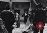 Immagine di Battendo la coltura della canapa Frattamaggiore Italia, 1944, secondo 25 filmato di repertorio 65675029158