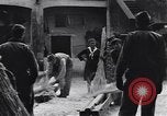 Immagine di Battendo la coltura della canapa Frattamaggiore Italia, 1944, secondo 27 filmato di repertorio 65675029158