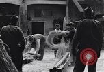 Immagine di Battendo la coltura della canapa Frattamaggiore Italia, 1944, secondo 28 filmato di repertorio 65675029158