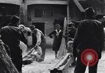 Immagine di Battendo la coltura della canapa Frattamaggiore Italia, 1944, secondo 29 filmato di repertorio 65675029158