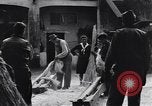 Immagine di Battendo la coltura della canapa Frattamaggiore Italia, 1944, secondo 31 filmato di repertorio 65675029158