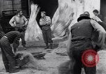 Immagine di Battendo la coltura della canapa Frattamaggiore Italia, 1944, secondo 55 filmato di repertorio 65675029158