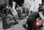 Immagine di Battendo la coltura della canapa Frattamaggiore Italia, 1944, secondo 57 filmato di repertorio 65675029158