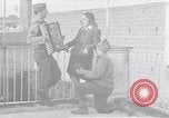 Standbild Italienerin singt Frattamaggiore Italien, 1944, aus Sekunde 1 historischem Filmmaterial Videoclip 65675029159