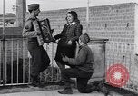 Standbild Italienerin singt Frattamaggiore Italien, 1944, aus Sekunde 4 historischem Filmmaterial Videoclip 65675029159