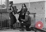 Standbild Italienerin singt Frattamaggiore Italien, 1944, aus Sekunde 5 historischem Filmmaterial Videoclip 65675029159