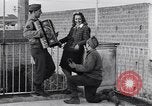 Standbild Italienerin singt Frattamaggiore Italien, 1944, aus Sekunde 6 historischem Filmmaterial Videoclip 65675029159