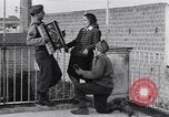 Standbild Italienerin singt Frattamaggiore Italien, 1944, aus Sekunde 8 historischem Filmmaterial Videoclip 65675029159