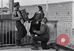 Standbild Italienerin singt Frattamaggiore Italien, 1944, aus Sekunde 9 historischem Filmmaterial Videoclip 65675029159