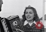 Standbild Italienerin singt Frattamaggiore Italien, 1944, aus Sekunde 12 historischem Filmmaterial Videoclip 65675029159