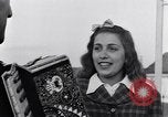 Standbild Italienerin singt Frattamaggiore Italien, 1944, aus Sekunde 13 historischem Filmmaterial Videoclip 65675029159