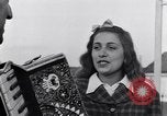 Standbild Italienerin singt Frattamaggiore Italien, 1944, aus Sekunde 14 historischem Filmmaterial Videoclip 65675029159