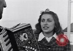 Standbild Italienerin singt Frattamaggiore Italien, 1944, aus Sekunde 15 historischem Filmmaterial Videoclip 65675029159