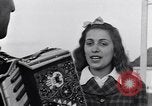 Standbild Italienerin singt Frattamaggiore Italien, 1944, aus Sekunde 16 historischem Filmmaterial Videoclip 65675029159