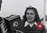 Standbild Italienerin singt Frattamaggiore Italien, 1944, aus Sekunde 17 historischem Filmmaterial Videoclip 65675029159