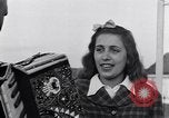 Standbild Italienerin singt Frattamaggiore Italien, 1944, aus Sekunde 18 historischem Filmmaterial Videoclip 65675029159