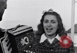 Standbild Italienerin singt Frattamaggiore Italien, 1944, aus Sekunde 19 historischem Filmmaterial Videoclip 65675029159