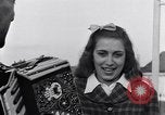 Standbild Italienerin singt Frattamaggiore Italien, 1944, aus Sekunde 20 historischem Filmmaterial Videoclip 65675029159