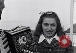 Standbild Italienerin singt Frattamaggiore Italien, 1944, aus Sekunde 21 historischem Filmmaterial Videoclip 65675029159