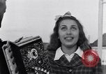 Standbild Italienerin singt Frattamaggiore Italien, 1944, aus Sekunde 22 historischem Filmmaterial Videoclip 65675029159