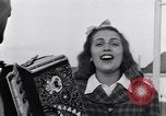 Standbild Italienerin singt Frattamaggiore Italien, 1944, aus Sekunde 23 historischem Filmmaterial Videoclip 65675029159