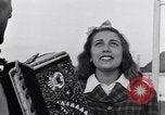 Standbild Italienerin singt Frattamaggiore Italien, 1944, aus Sekunde 24 historischem Filmmaterial Videoclip 65675029159
