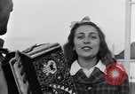Standbild Italienerin singt Frattamaggiore Italien, 1944, aus Sekunde 25 historischem Filmmaterial Videoclip 65675029159