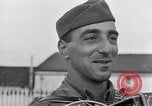 Standbild Italienerin singt Frattamaggiore Italien, 1944, aus Sekunde 26 historischem Filmmaterial Videoclip 65675029159