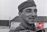 Standbild Italienerin singt Frattamaggiore Italien, 1944, aus Sekunde 27 historischem Filmmaterial Videoclip 65675029159