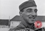 Standbild Italienerin singt Frattamaggiore Italien, 1944, aus Sekunde 28 historischem Filmmaterial Videoclip 65675029159