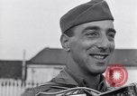 Standbild Italienerin singt Frattamaggiore Italien, 1944, aus Sekunde 29 historischem Filmmaterial Videoclip 65675029159