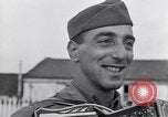 Standbild Italienerin singt Frattamaggiore Italien, 1944, aus Sekunde 30 historischem Filmmaterial Videoclip 65675029159