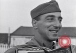 Standbild Italienerin singt Frattamaggiore Italien, 1944, aus Sekunde 31 historischem Filmmaterial Videoclip 65675029159