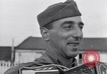 Standbild Italienerin singt Frattamaggiore Italien, 1944, aus Sekunde 32 historischem Filmmaterial Videoclip 65675029159