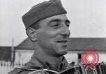 Standbild Italienerin singt Frattamaggiore Italien, 1944, aus Sekunde 33 historischem Filmmaterial Videoclip 65675029159