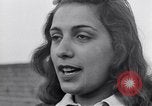 Standbild Italienerin singt Frattamaggiore Italien, 1944, aus Sekunde 34 historischem Filmmaterial Videoclip 65675029159