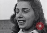 Standbild Italienerin singt Frattamaggiore Italien, 1944, aus Sekunde 35 historischem Filmmaterial Videoclip 65675029159