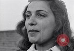 Standbild Italienerin singt Frattamaggiore Italien, 1944, aus Sekunde 36 historischem Filmmaterial Videoclip 65675029159
