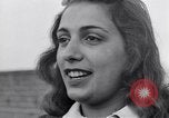 Standbild Italienerin singt Frattamaggiore Italien, 1944, aus Sekunde 37 historischem Filmmaterial Videoclip 65675029159
