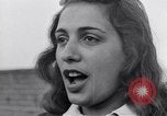 Standbild Italienerin singt Frattamaggiore Italien, 1944, aus Sekunde 38 historischem Filmmaterial Videoclip 65675029159