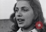 Standbild Italienerin singt Frattamaggiore Italien, 1944, aus Sekunde 39 historischem Filmmaterial Videoclip 65675029159