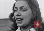 Standbild Italienerin singt Frattamaggiore Italien, 1944, aus Sekunde 40 historischem Filmmaterial Videoclip 65675029159
