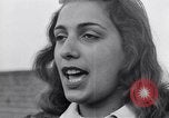 Standbild Italienerin singt Frattamaggiore Italien, 1944, aus Sekunde 41 historischem Filmmaterial Videoclip 65675029159